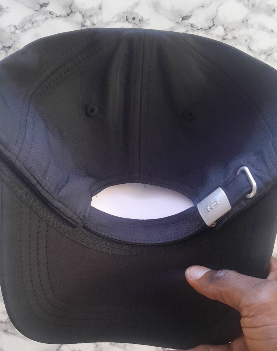 Casquette noire élégante Lacoste