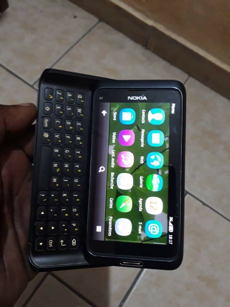Nokia E7 Smartphone QWERTY