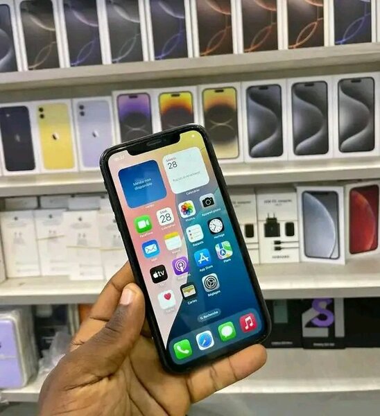iPhone Rouge - Écran Liquid Retina