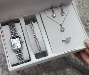 Комплект с наручными часами для женщин