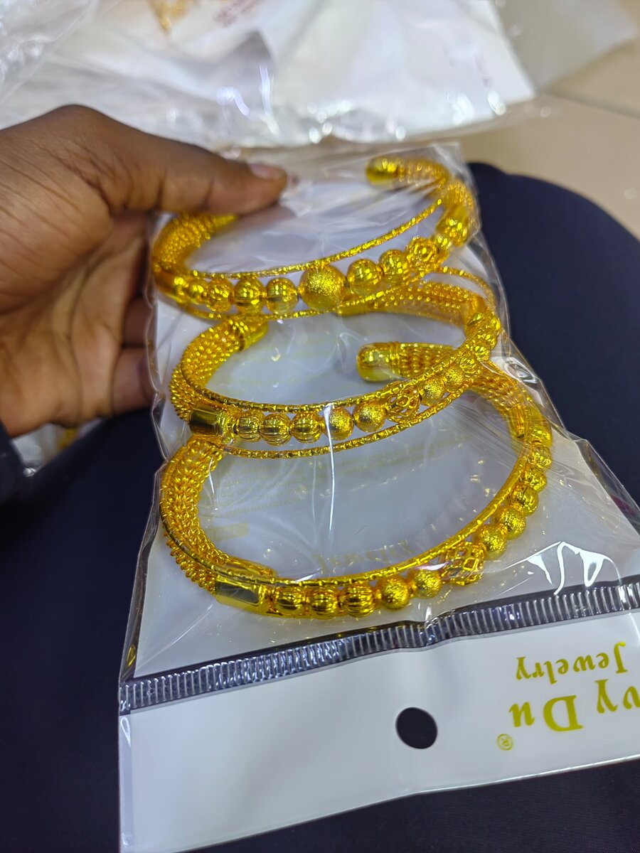 Parure de bijoux dorés élégante