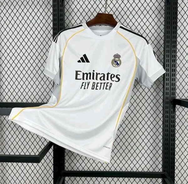 Maillots de Football Adidas et Puma