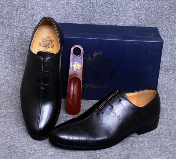 bottes noires laconiques