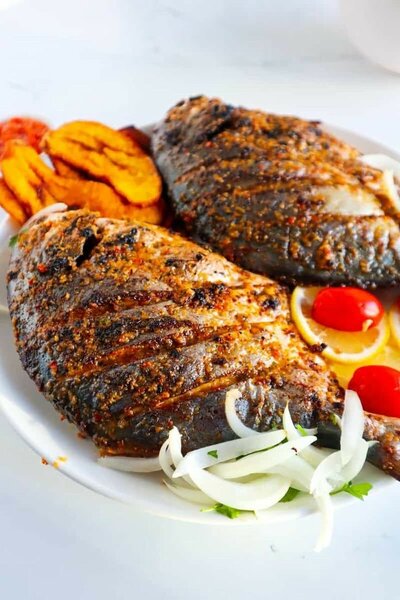 Poisson braisé attiéké alloco