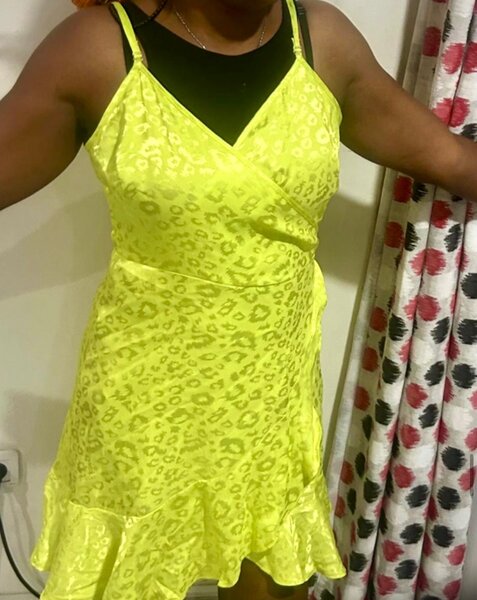 Robe d'été jaune vif élégante