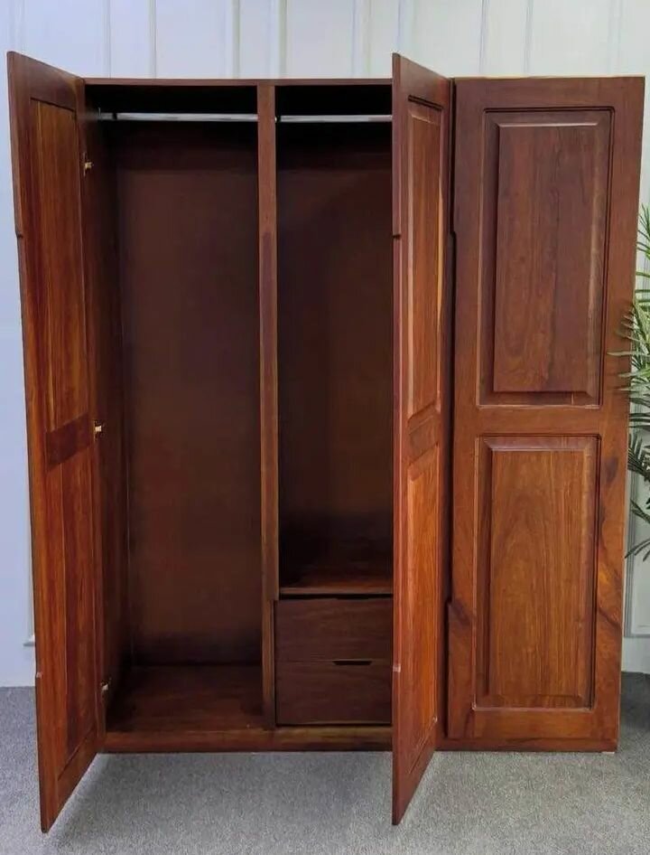 Armoire en bois massif élégante