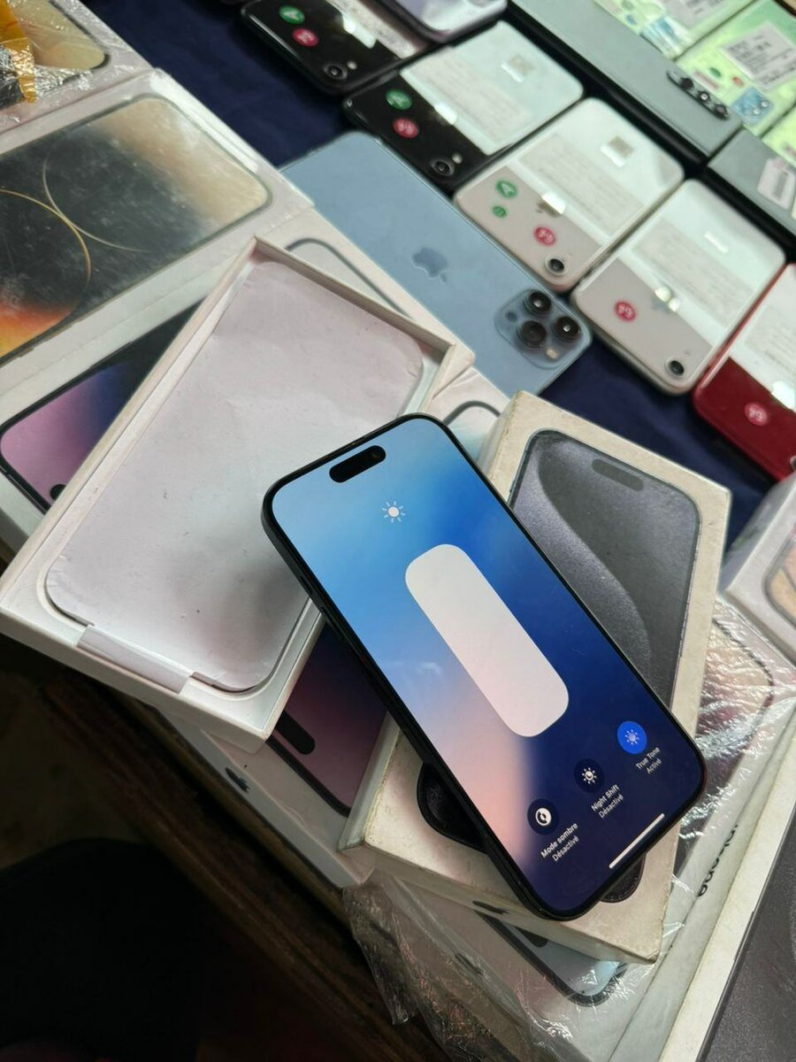 iPhone 15 pro 128 giga tout est ok 590.000