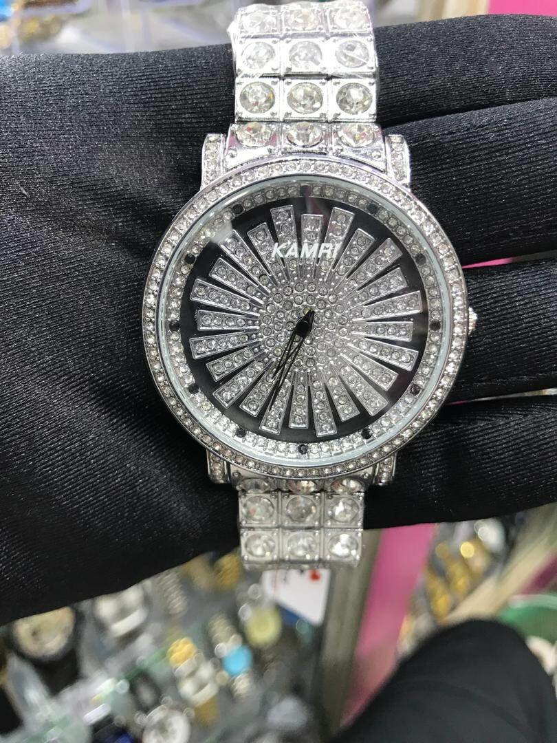 Montre de luxe étincelante