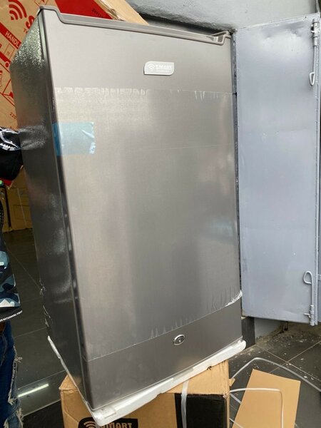 Réfrigérateur compact en acier inoxydable