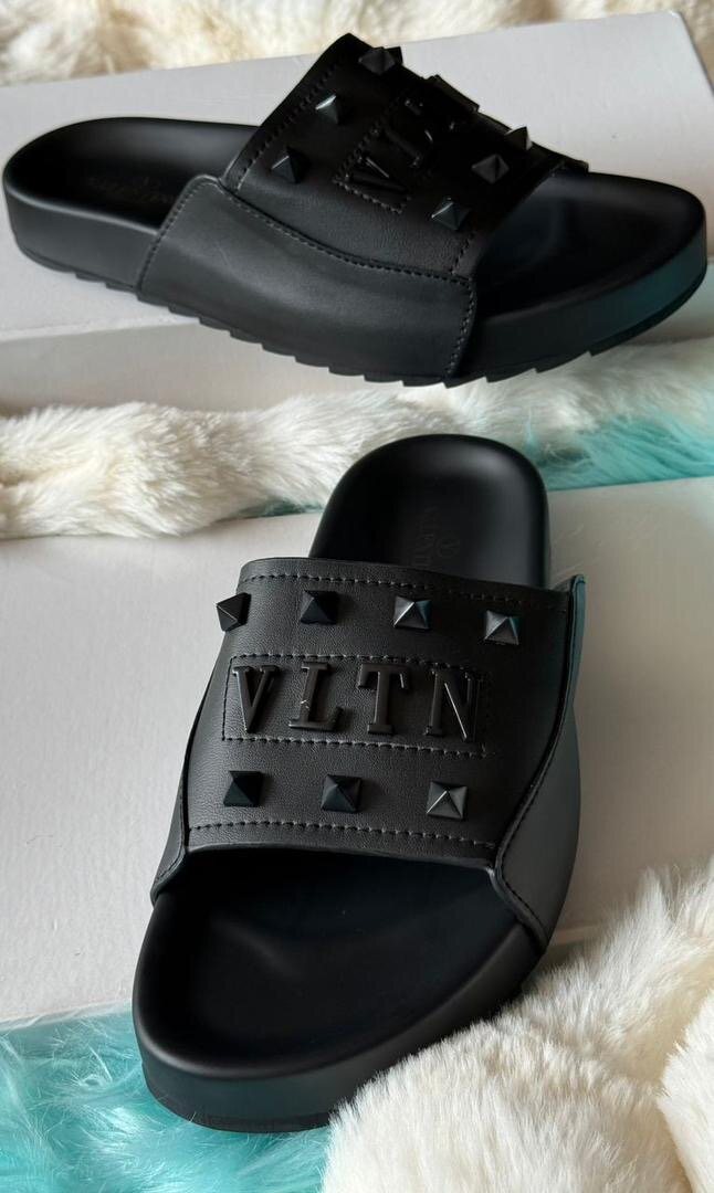 Sandales en cuir noir élégant