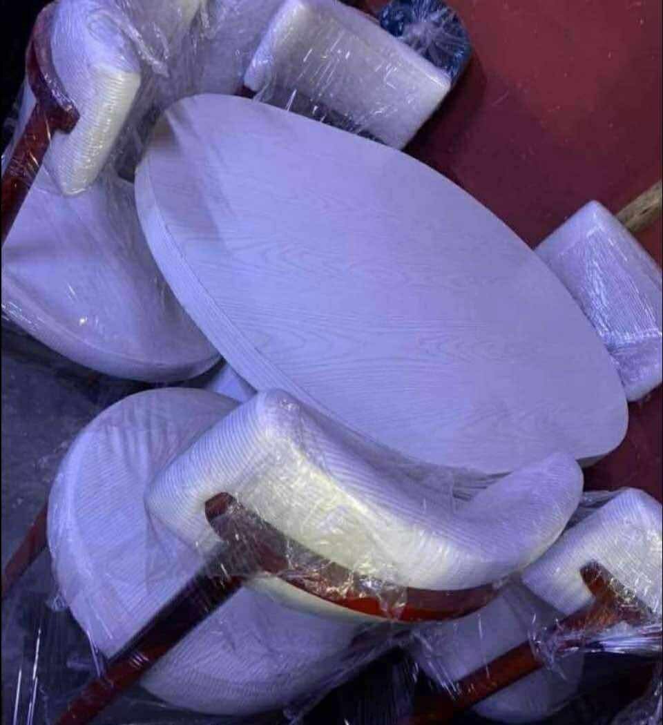 Ensemble table et chaises modernes