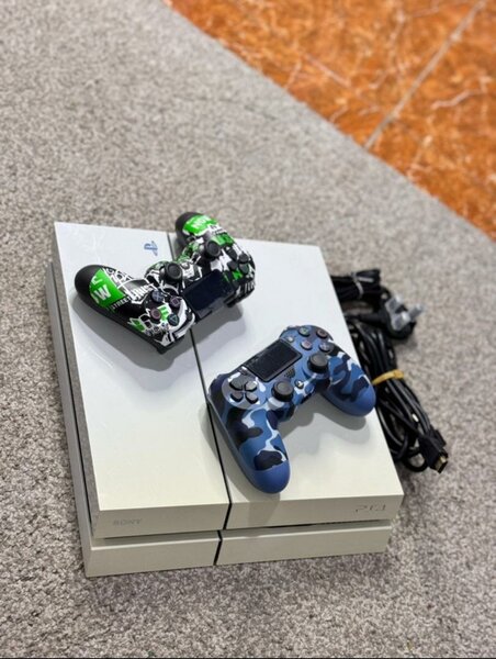 Neat PS 4 standard Comes with 2 controllers