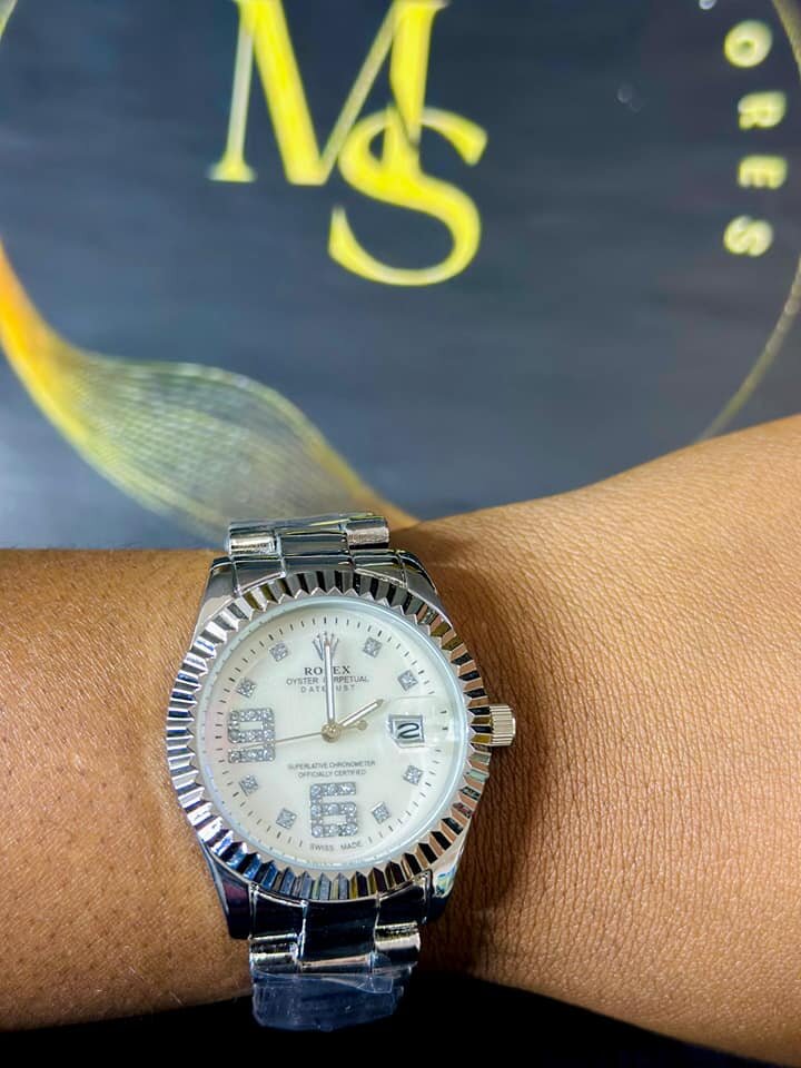 Women's wristwatch with metal bracelet