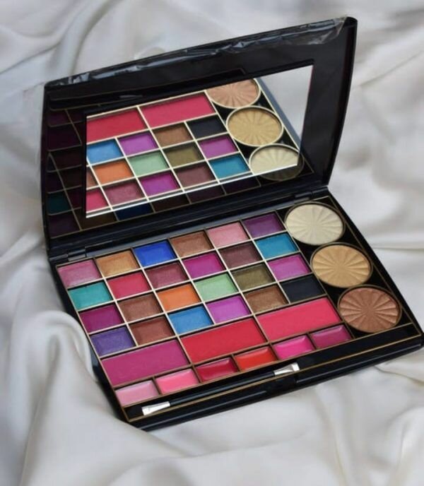 5 In 1 Multicolor Eyeshadow & Lipstick Kit