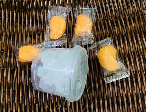 4 bonbons mango + bonbon blanc