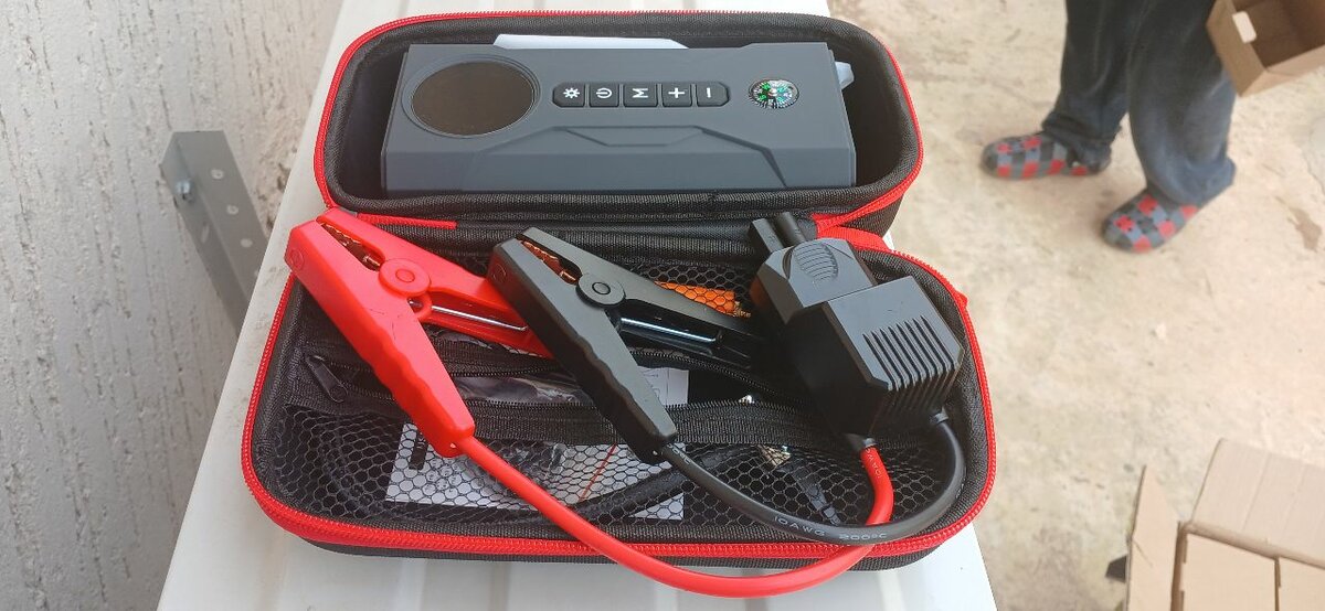 12 V POTABLE JUMPSTARTER