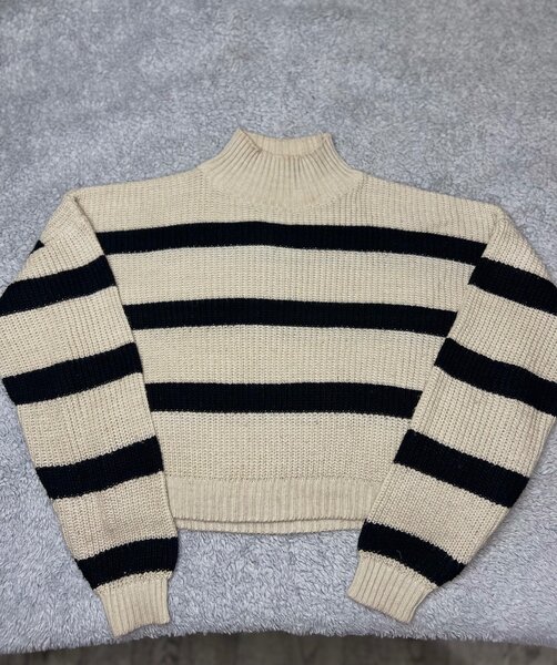 Свитер в полоску