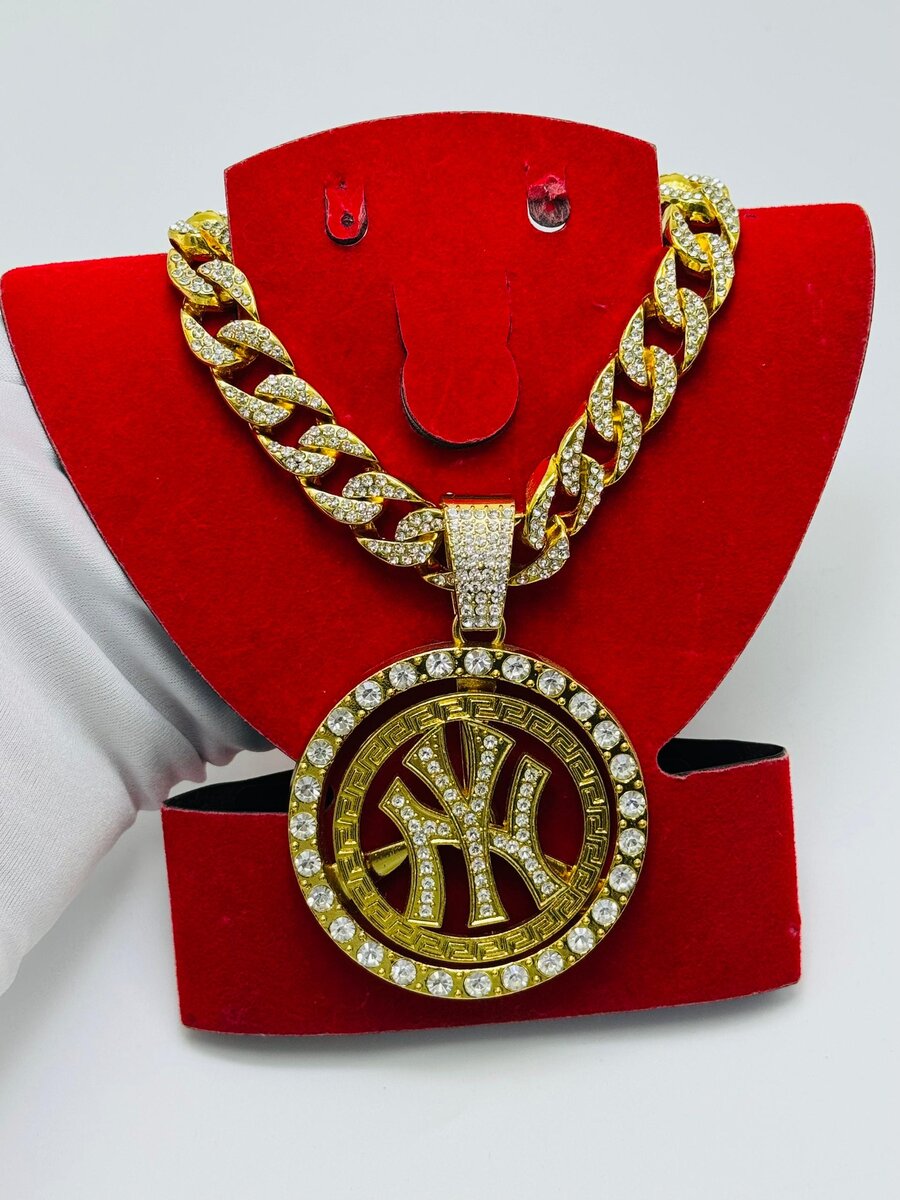 Collier en chaîne avec pendentif stylisé