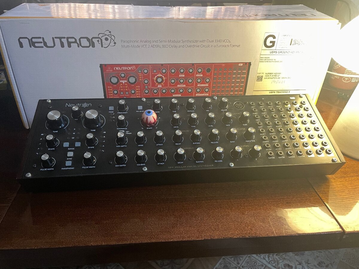 Полумодульный синтезатор Behringer Neutron