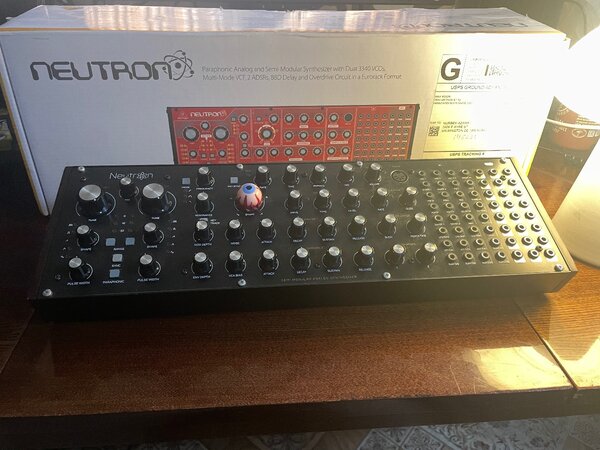 Полумодульный синтезатор Behringer Neutron