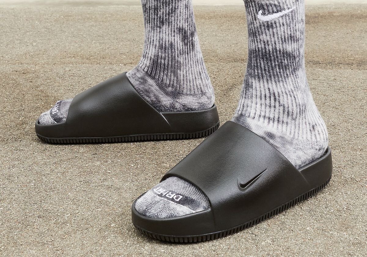 Claquettes noires pour homme