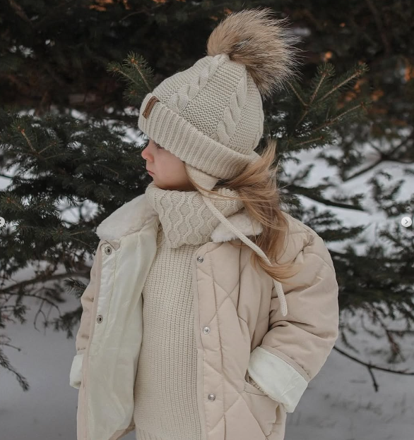 Шапочка коса с натуральным съемным помпоном енота .