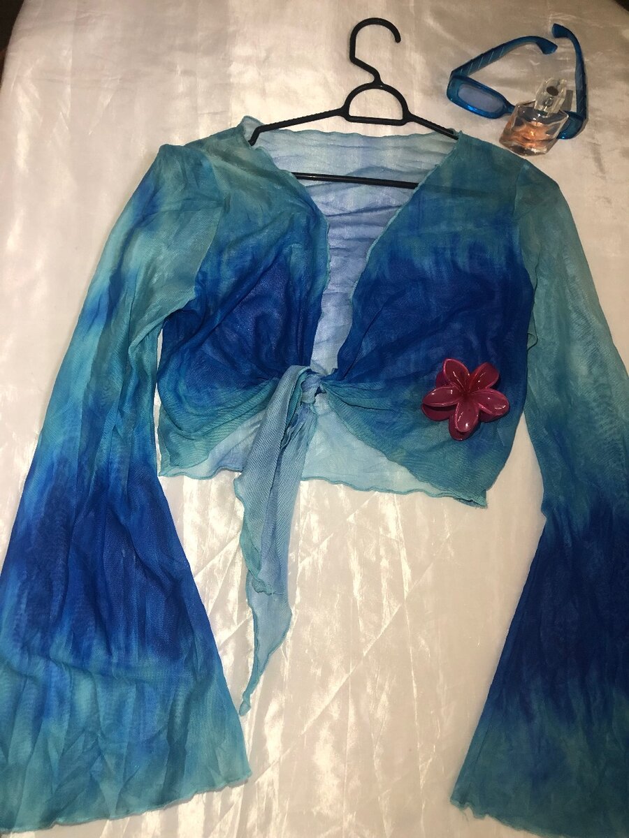 Haut en mesh bleu à nouer