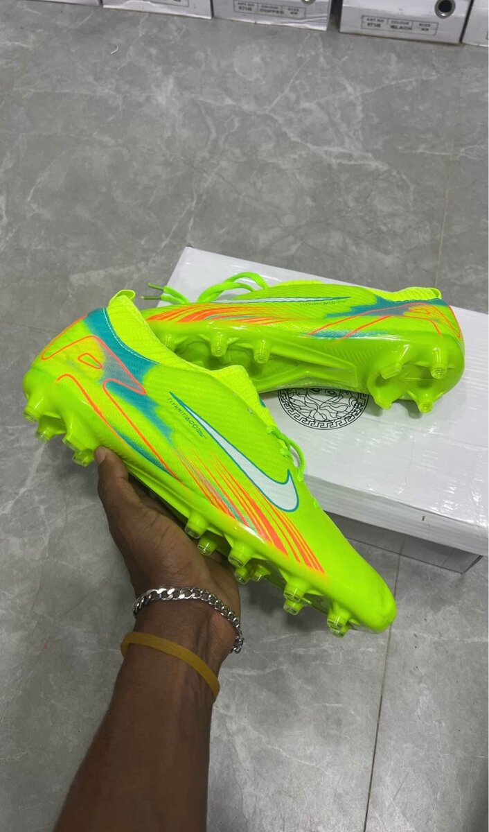 Chaussures de football vives