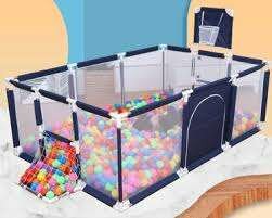 Parc de jeux avec les balles pour enfants