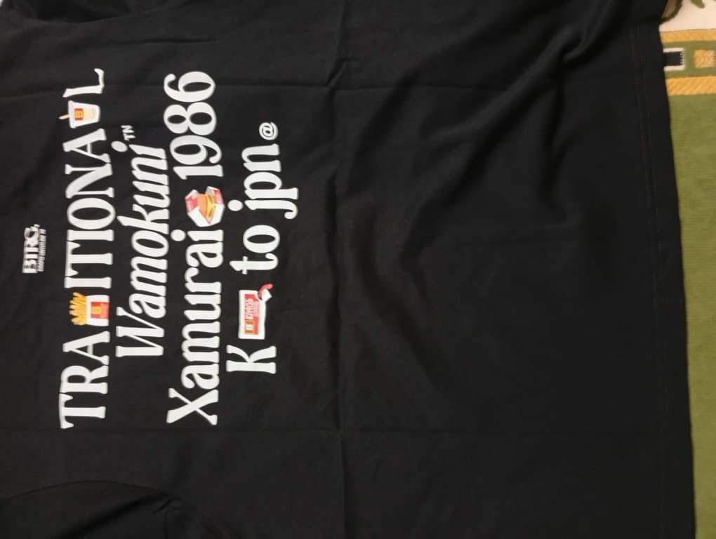 T-shirt noire avec imprimé