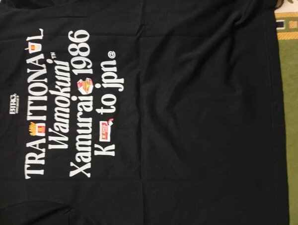 T-shirt noire avec imprimé