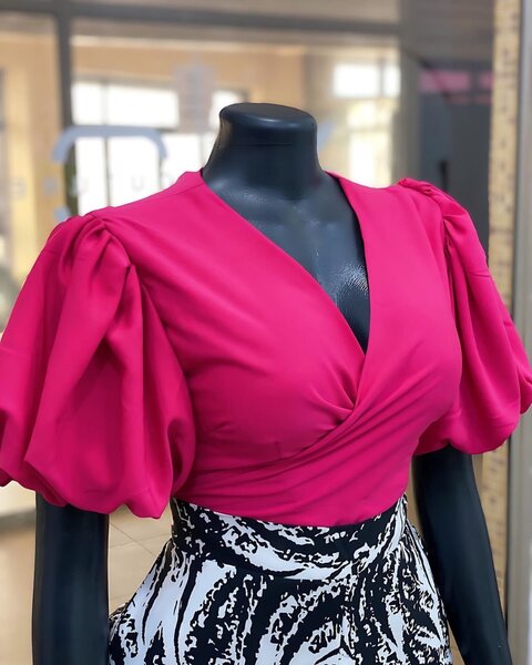 Blouse rose à manches bouffantes