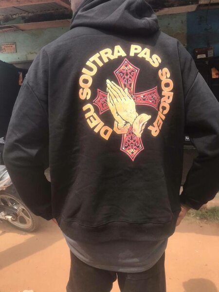 Sweat à Capuche Graphique