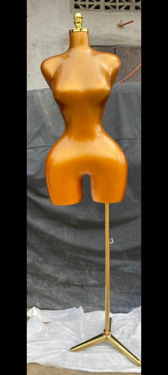Mannequin féminin doré