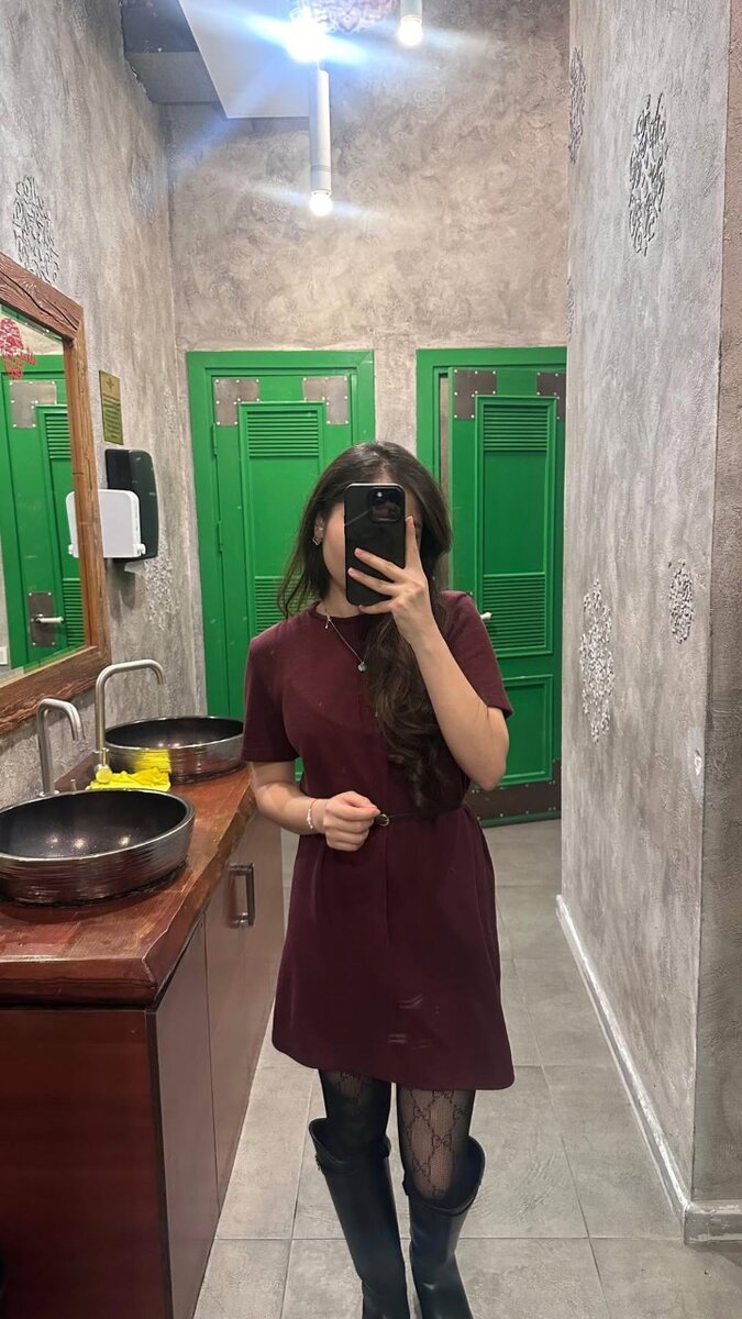 Платье в цвете бургунди