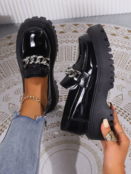 Mocassins vernis noirs élégants