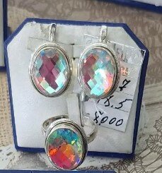 Красивый комплект украшений (серьги + кольцо)