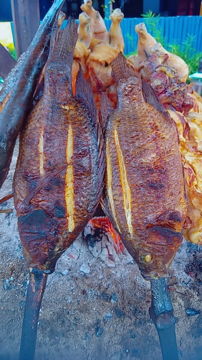 Poulet et poisson piqués