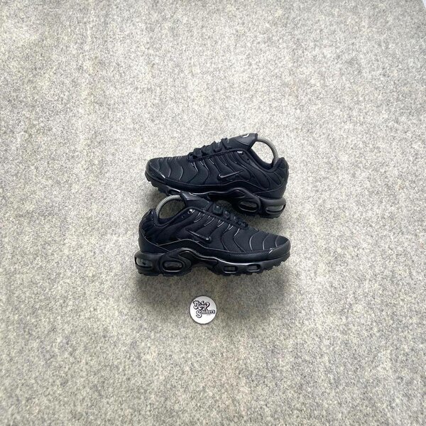 Baskets noires Nike tn enfants