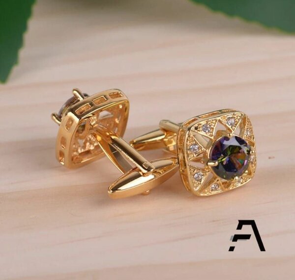 Boutons de manchette dorés élégants