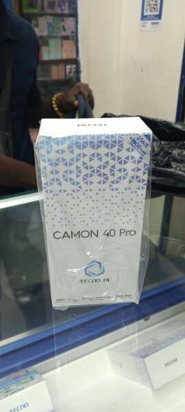 Tecno camon 40 pro et 40 simple
