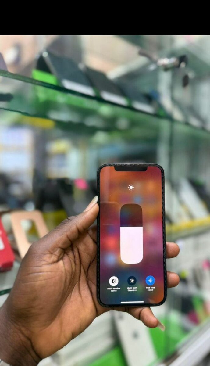 iPhone moderne avec accessoires