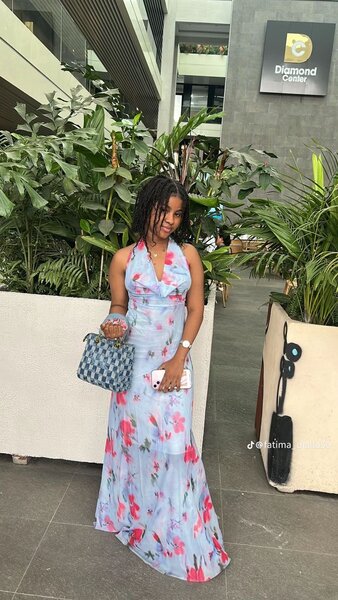 Robe longue élégante avec imprimés