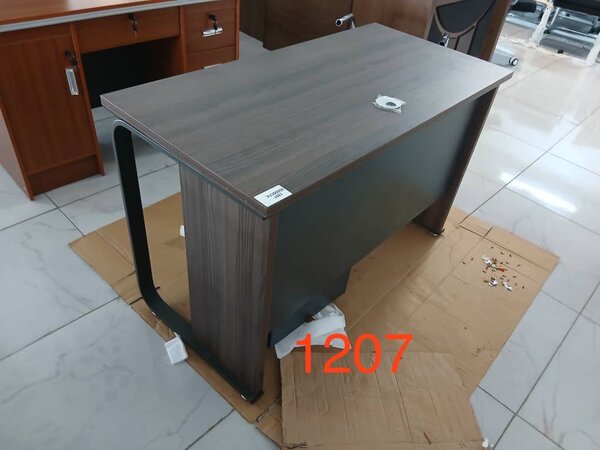 Bureau moderne avec tiroirs