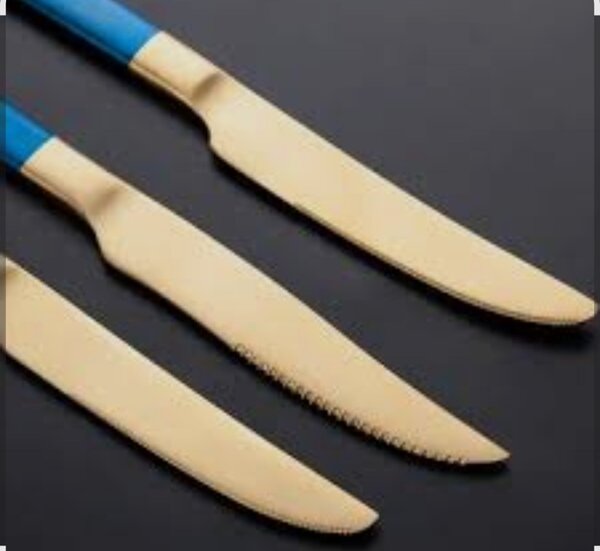 Outils de table dorés élégants