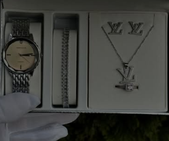 Комплект с наручными часами для женщин