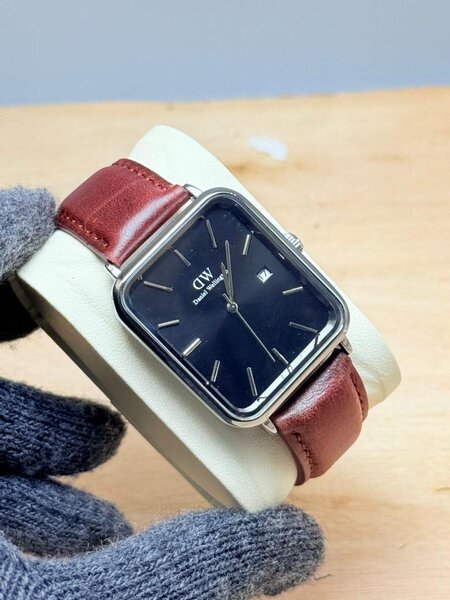 Montre élégante avec bracelet cuir