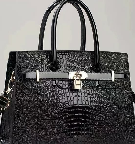 Stylish and fashionable women's bag black
