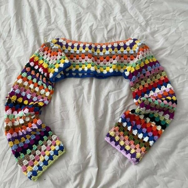 Pull court crochet coloré