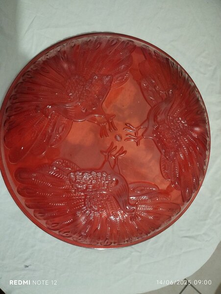 Assiette décorative en verre rouge